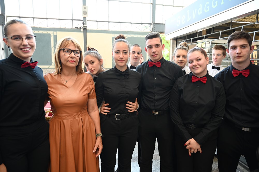Škola je od 2018. godine regionalni centar kompetencija - ravnateljica Orhideja Petković s učenicima (Snimio Danilo Memedović)